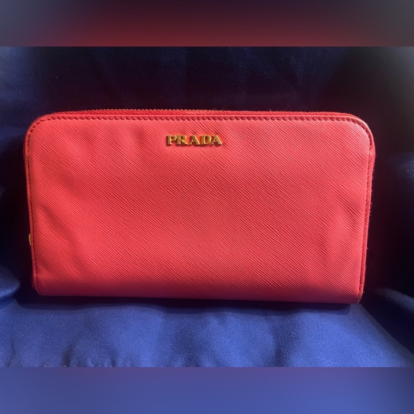 Prada in pink wallet - Picture 2 of 8